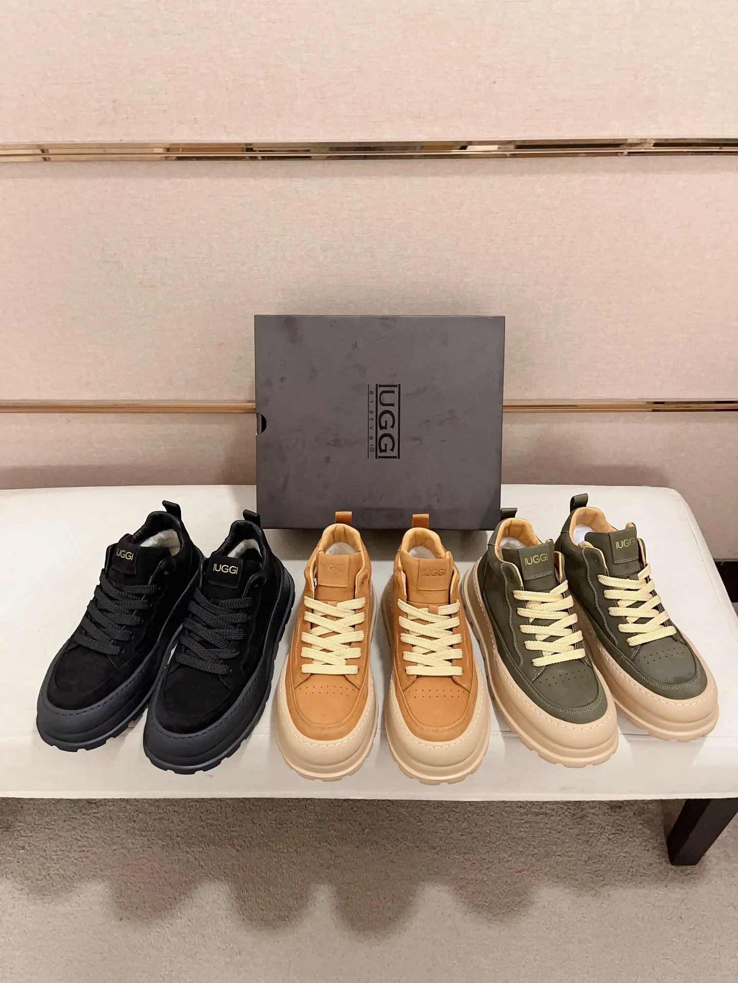 Factory price: 800💰North American men's shoes Ugg ☃️In the special sale of new high-quality men's shoes snow boots in autumn and winter, the nemesis of extreme cold weather! Made of cowhide leather, merino wool lining, and original outsole, whether driving, outdoor or daily wear, there is always one that suits you! Code number 39-44